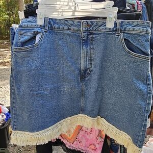 Trendy Denim Mini Skirt with Fringe Hem